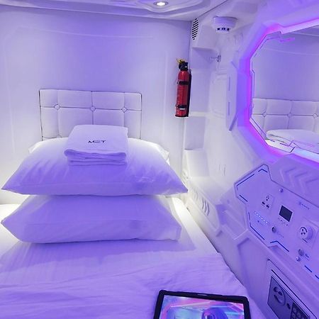 Met A Space Pod @Phrom Phong Банкок Екстериор снимка