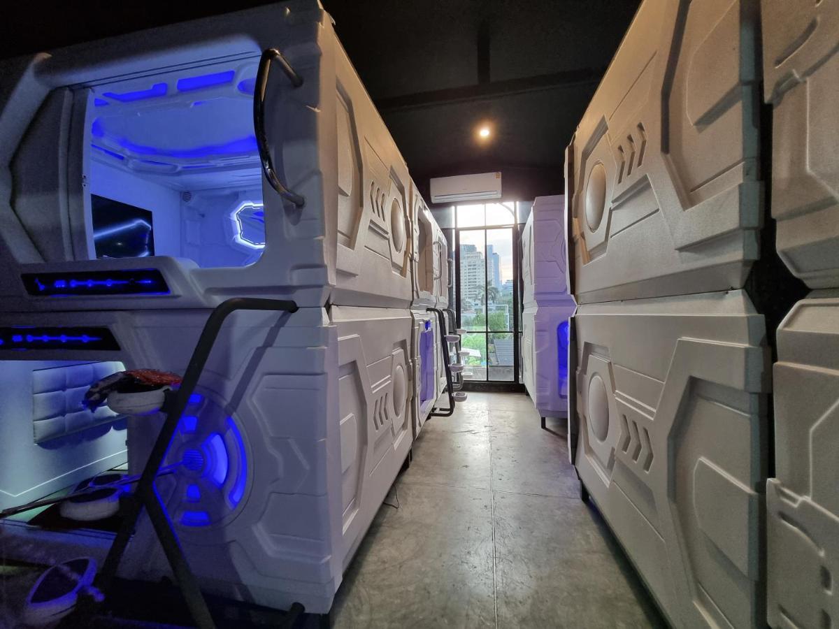 Met A Space Pod @Phrom Phong Банкок Екстериор снимка