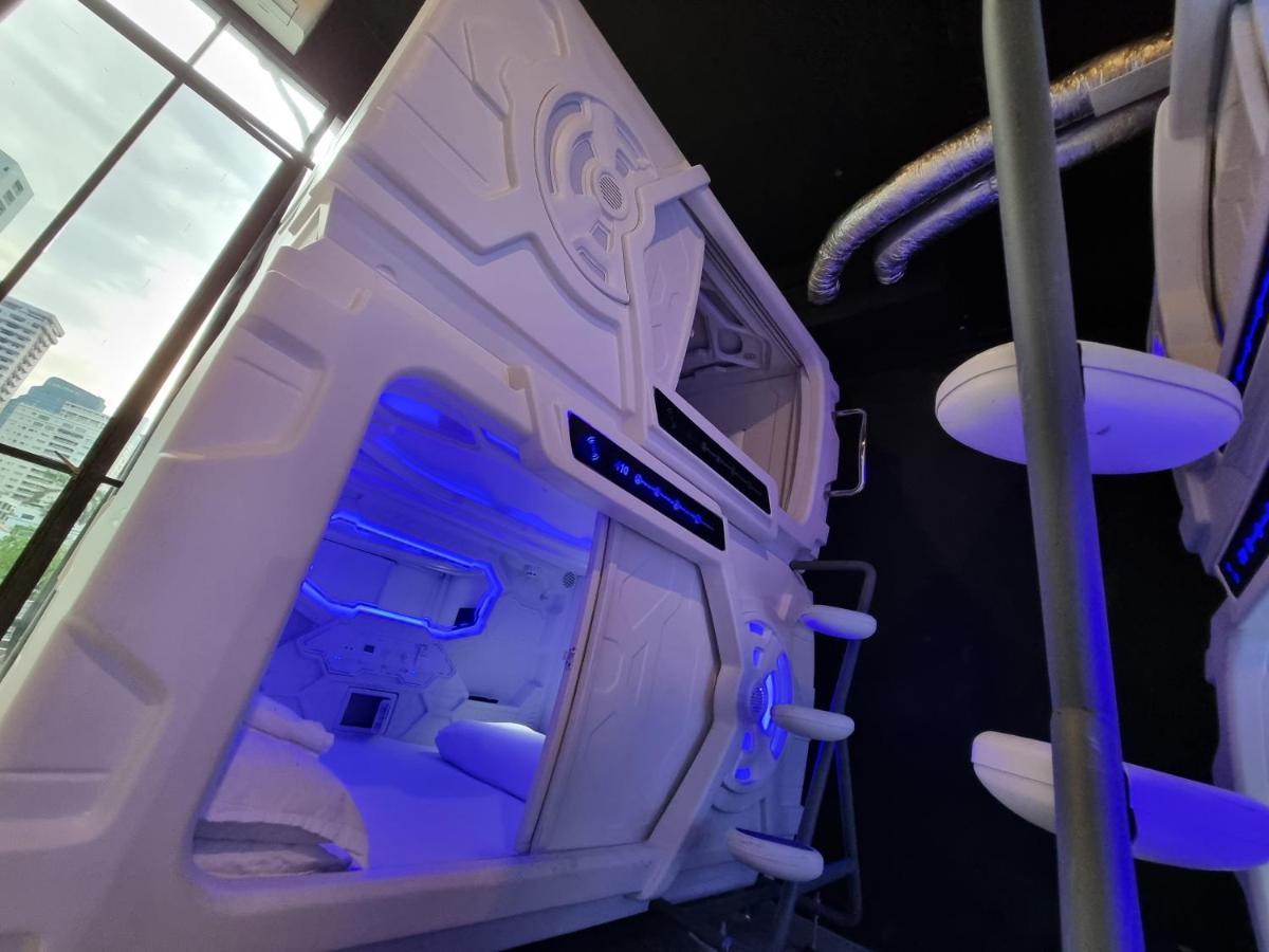 Met A Space Pod @Phrom Phong Банкок Екстериор снимка