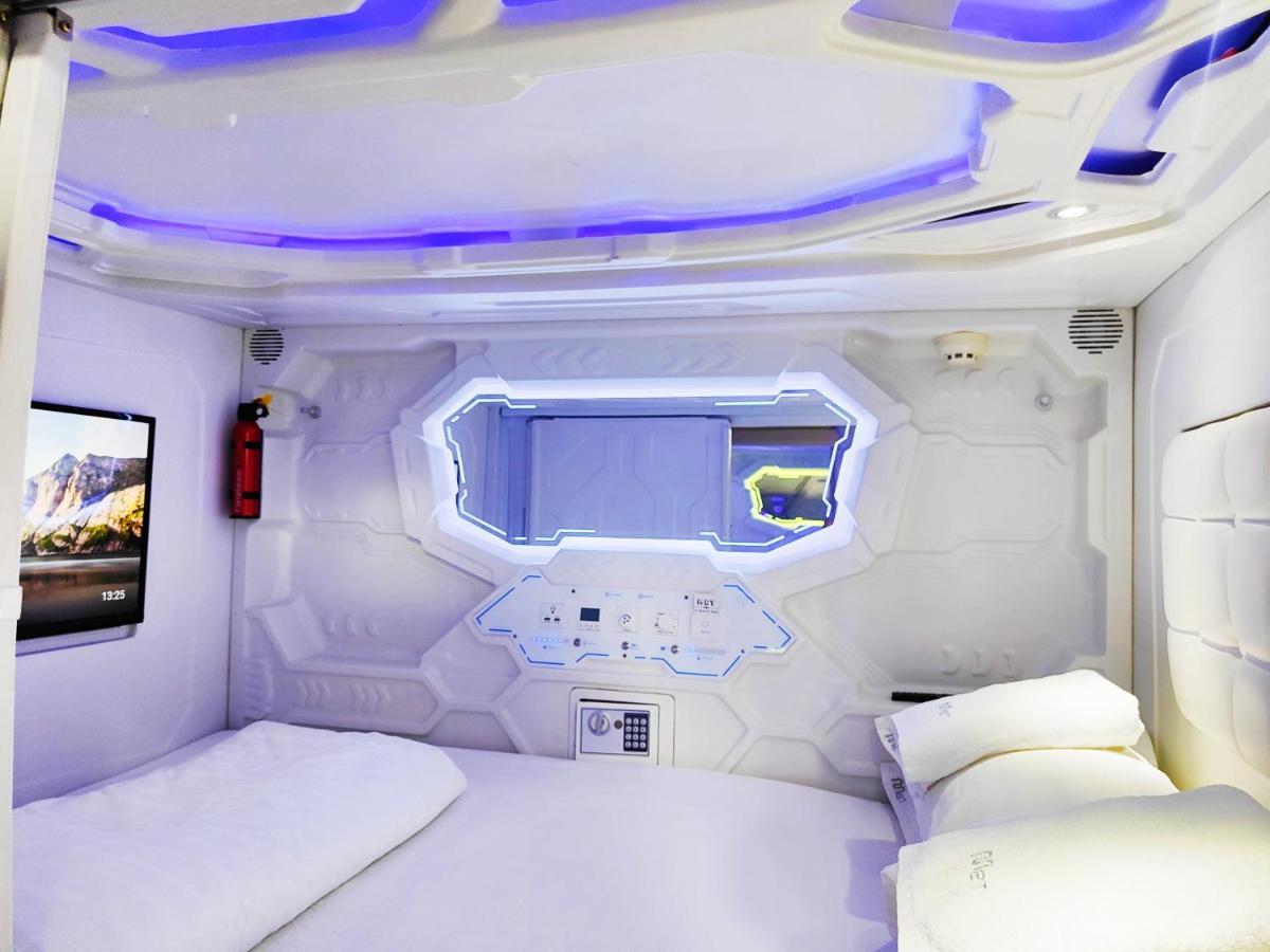 Met A Space Pod @Phrom Phong Банкок Екстериор снимка
